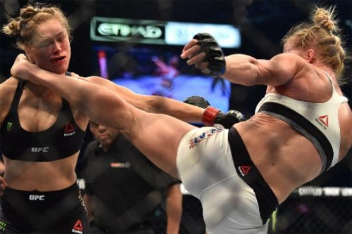 Tendangan Holly Holm ke muka Ronda Rousey Tendangan Holly Holm ke muka Ronda Rousey