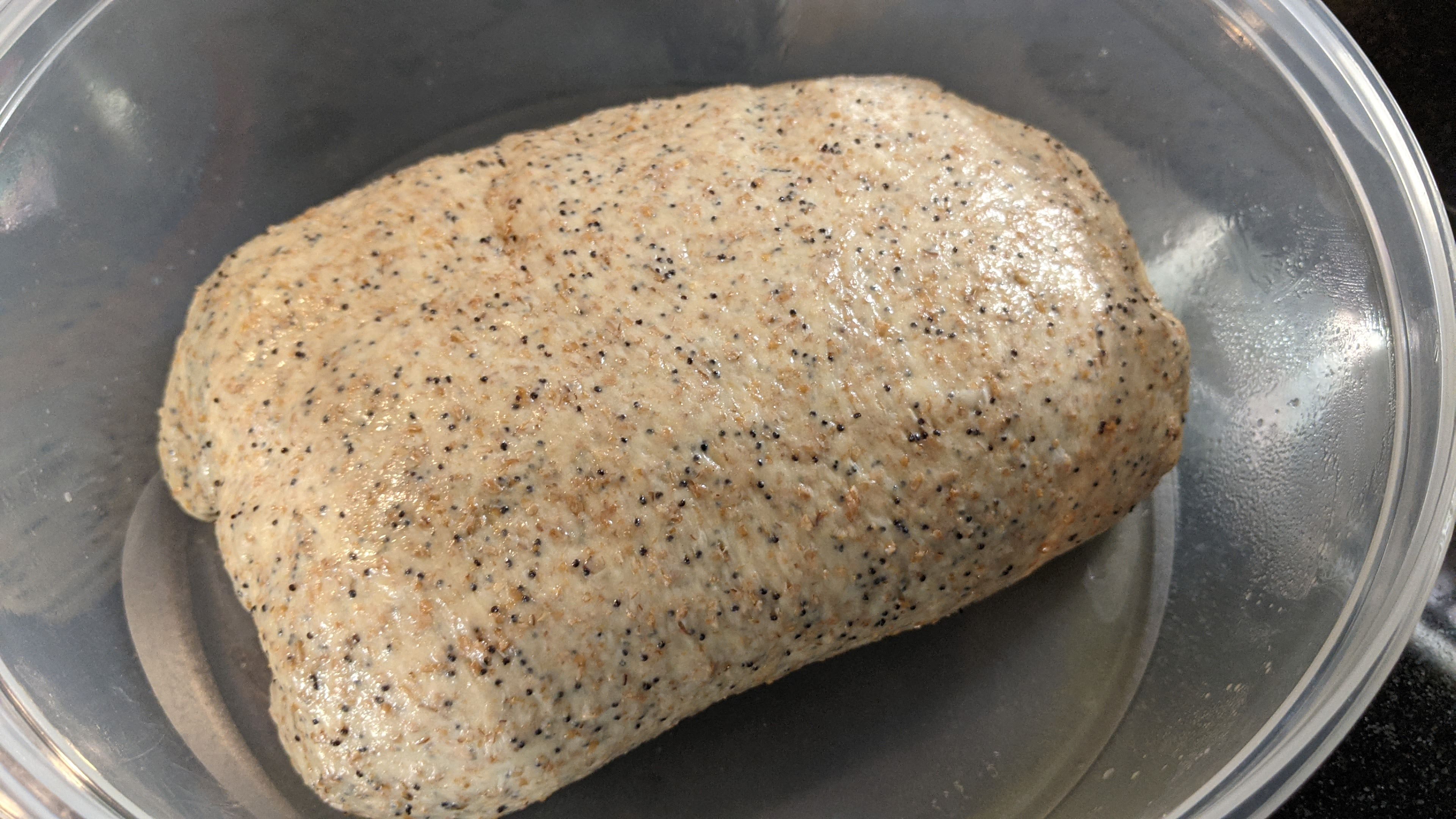 Pan de moldebrioche semiintegral con semillas de amapola en