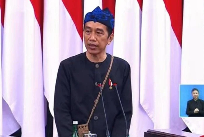 Komentari Tampilan Jokowi, Rocky Gerung: Pakaian Adat Tapi Kelakuan Biadab, Sampah!