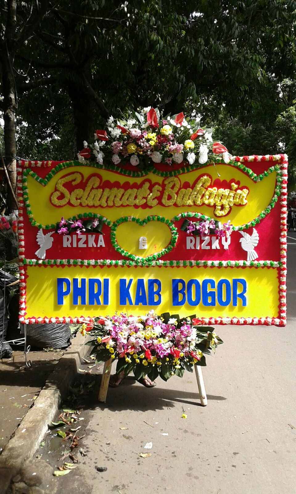 Ajat Florist merupakan salah satu toko bunga (florist) online murah berkualitas, jangkauan Jakarta, Bogor,Depok, Tangerang, Bekasi, Sukabumi, Cibinong dan daerah-daerah sekitarnya