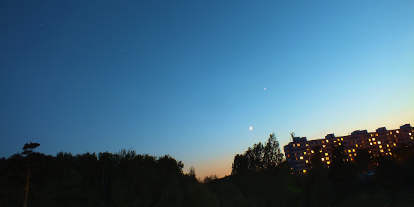 Вечерний небосвод 21 мая 2015: Луна, Венера и Юпитер