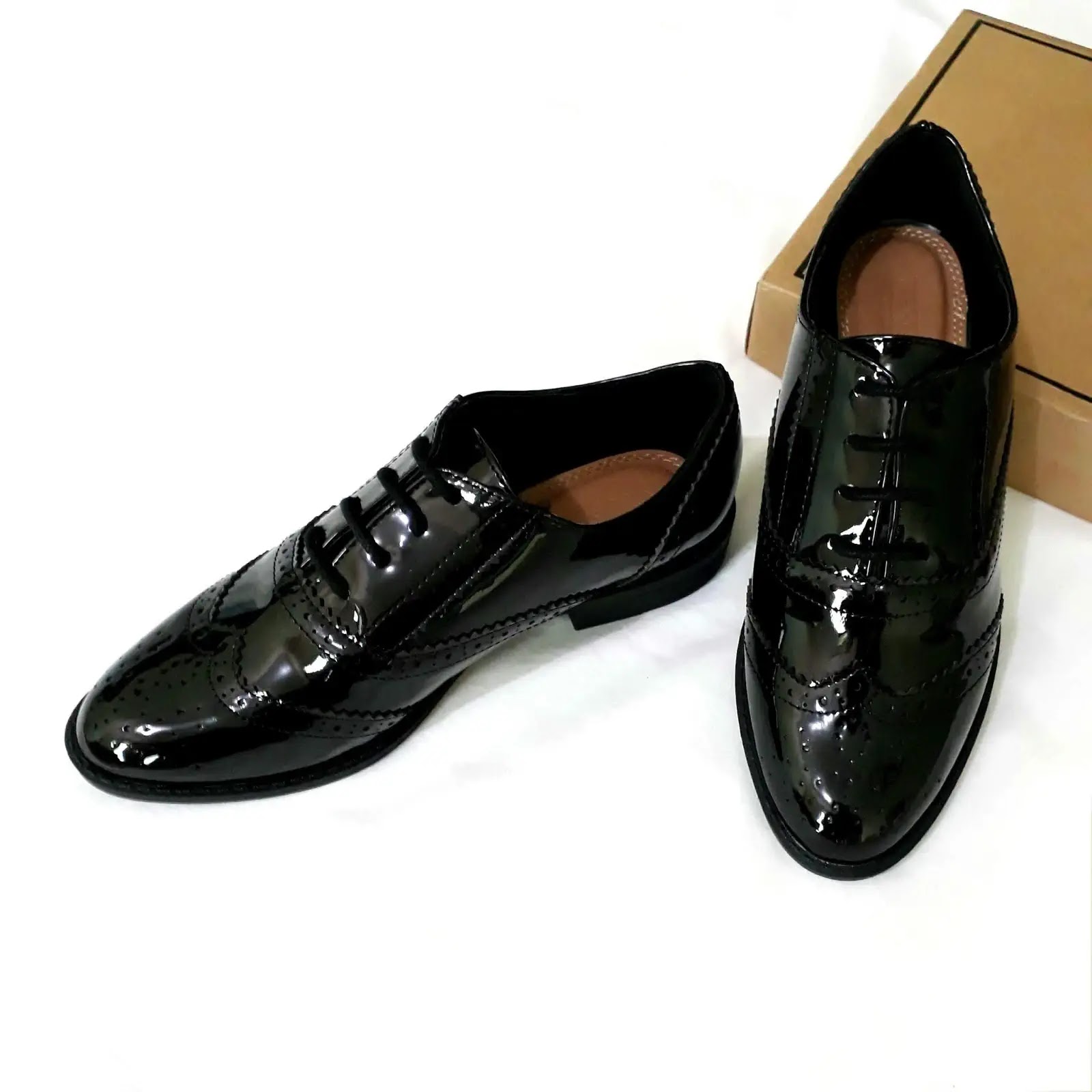3989 Bex Smooth Leather Brogue Shoes in Black | Dr. Martens