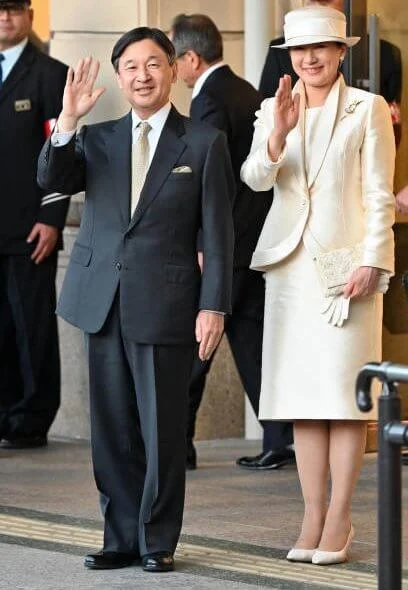 At the Geku outer shrine, The Emperor and Empress offered prayers  dedicated to the goddess of clothing