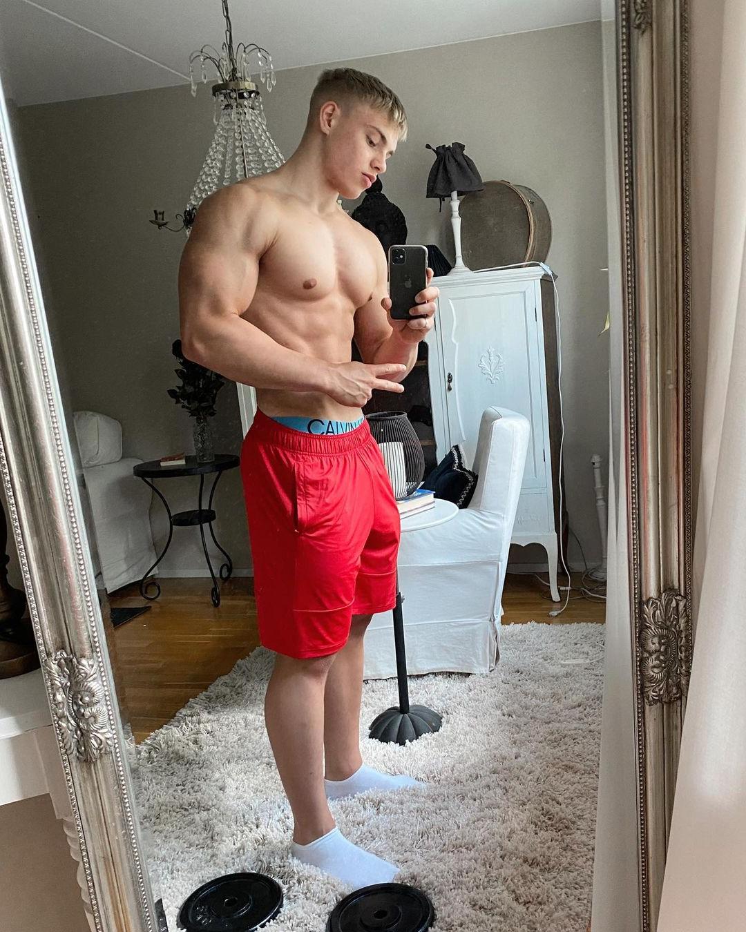 cute-beefy-shirtless-teen-boys-oliver-forslin-strong-sexy-young-blond-guys-selfies