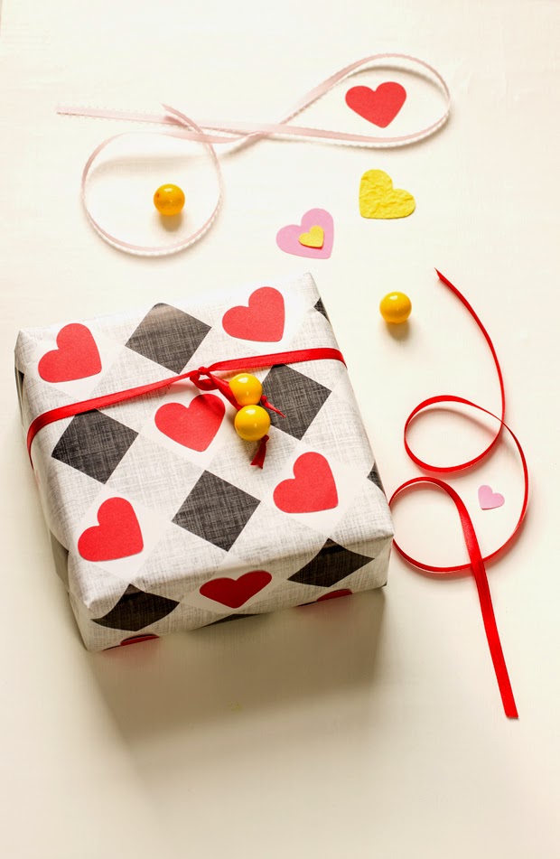 Molly Mell: DIY Valentine's gift wrap