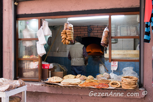 Uzun Çarşı içindeki bir fırın ve katıklı, simit, pide dolu tezgahı, Antakya Hatay