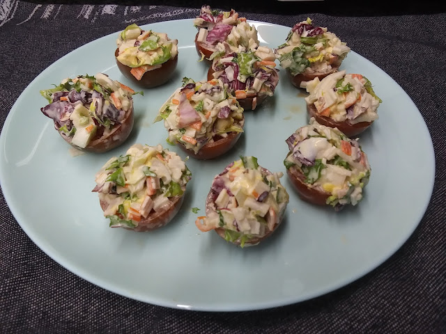 Tomates cherry rellenos de ensalada de cangrejo