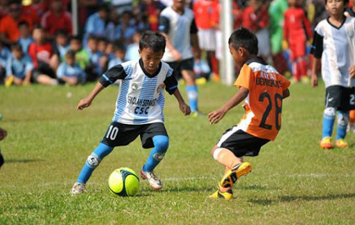 gerakan yang dominan dilakukan dalam permainan sepak bola adalah gerakan yang dominan dilakukan dalam permainan sepak bola adalah
