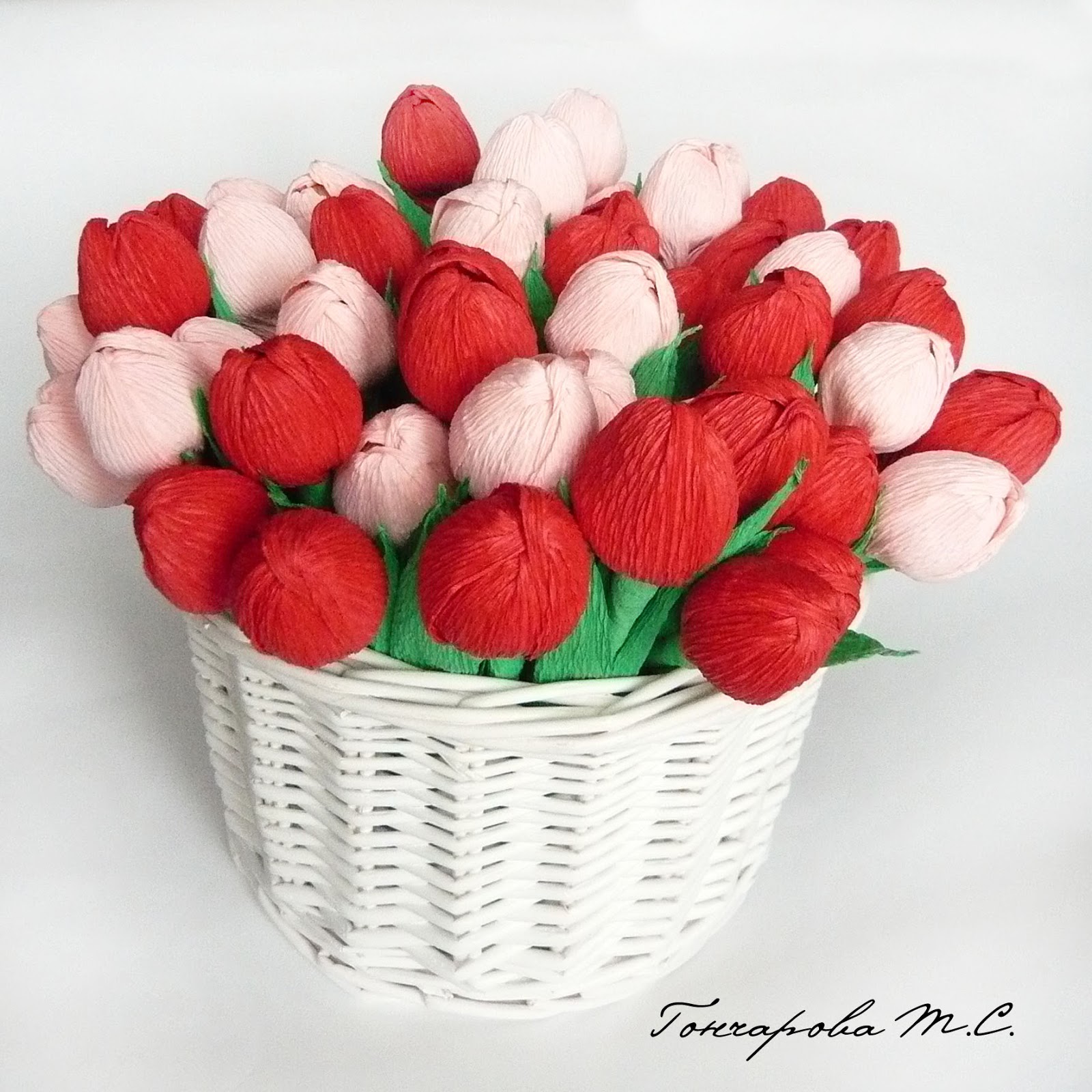 тюльпаны из гофрированной бумаги с конфетами. букет из конфет тюльпаны. букет тюльпанов из гофрированной бумаги с конфетами. конфетный букет тюльпаны. тюльпаны из гофробумаги с конфетами.