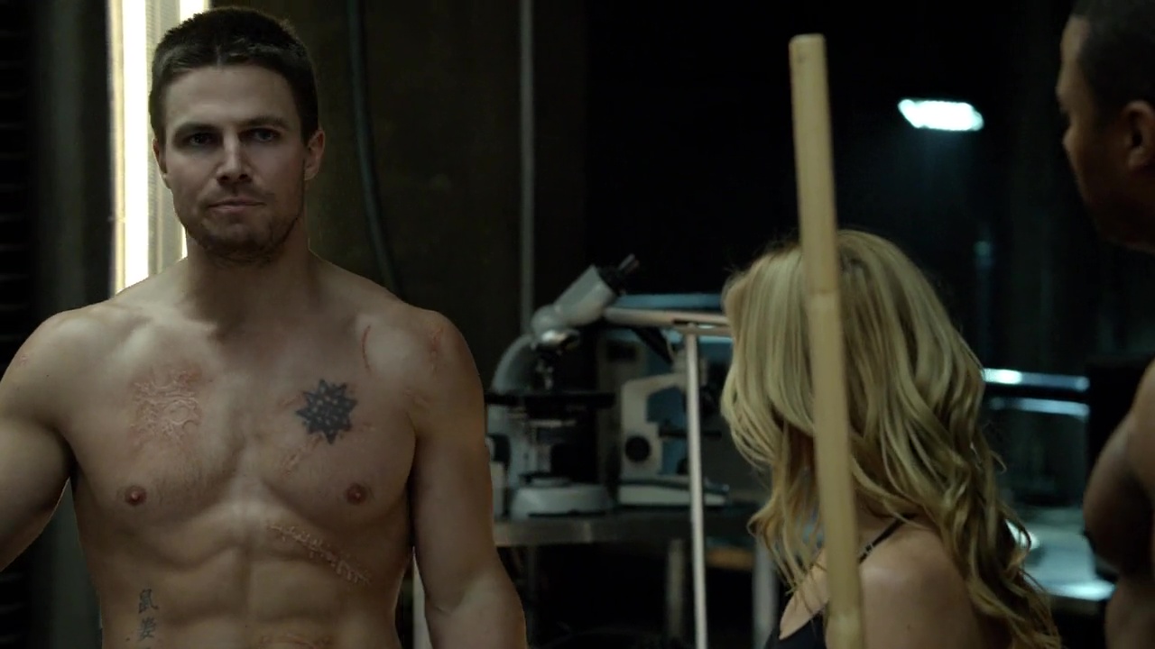 Stephen Amell and David Ramsey shirtless in Arrow 2-14 "Time Of Death&...