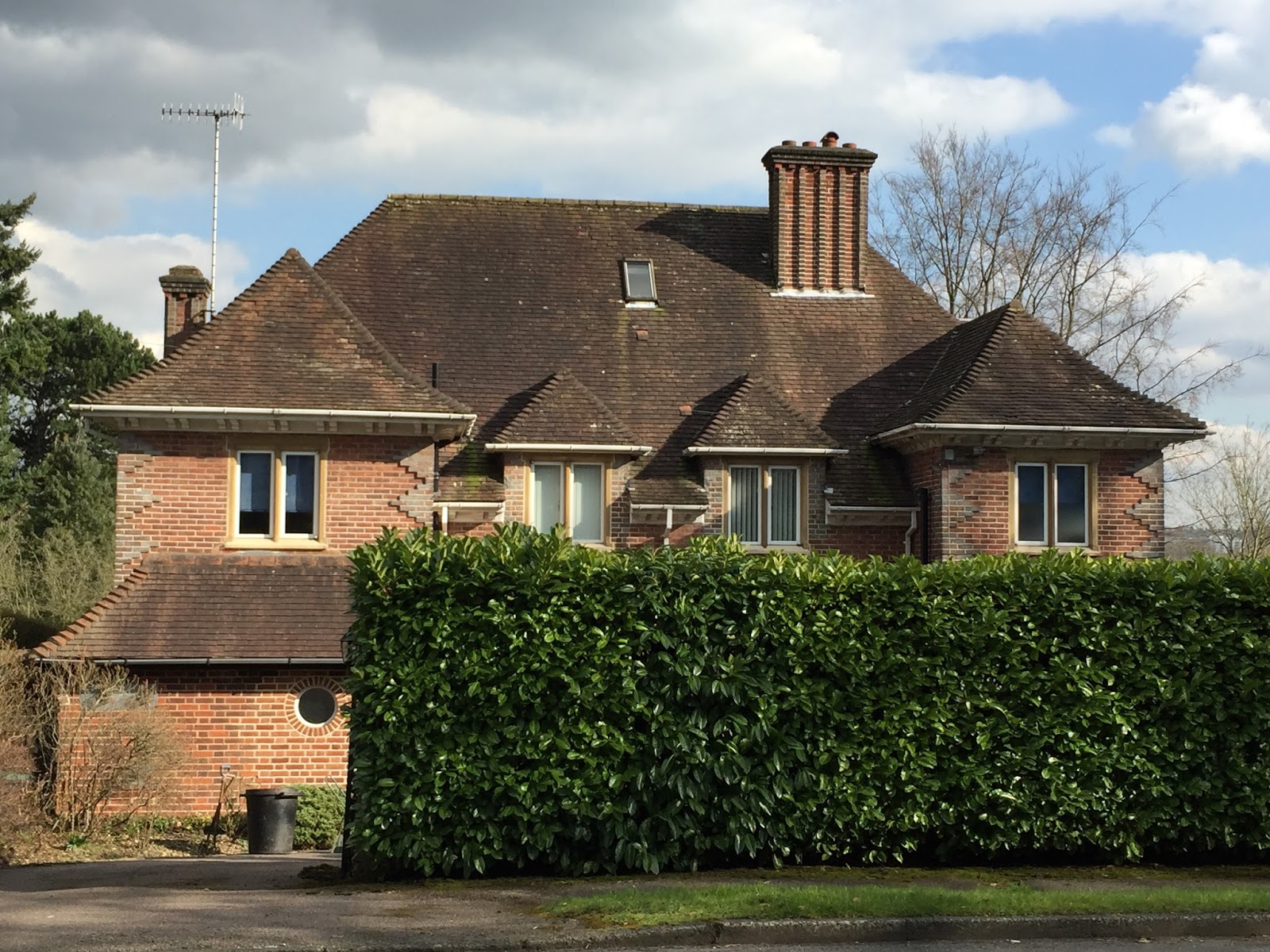 A Suburban Wander Around Moor Park, Hertfordshire In Search of Space