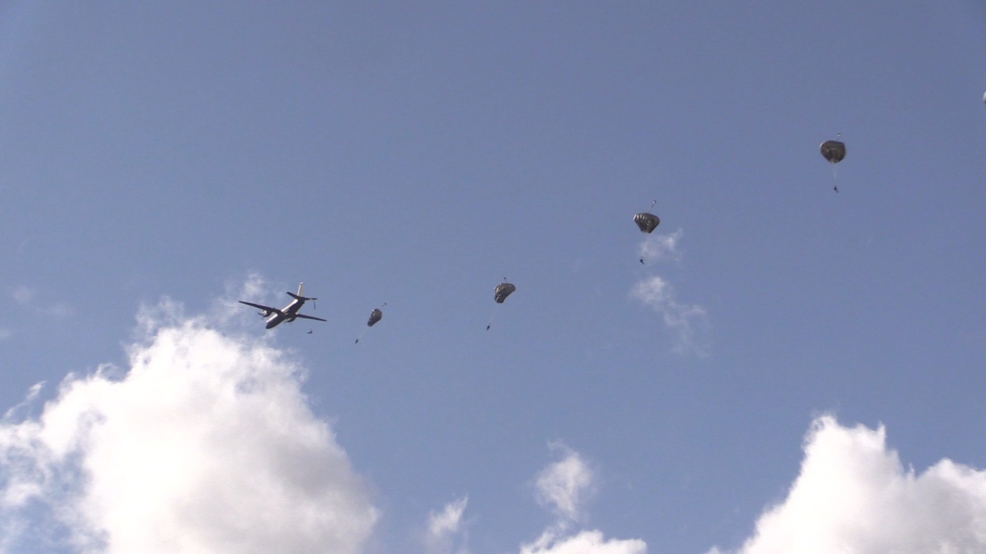 Військові випробовують Ан-26 адаптований для стрибків з американськими парашутами