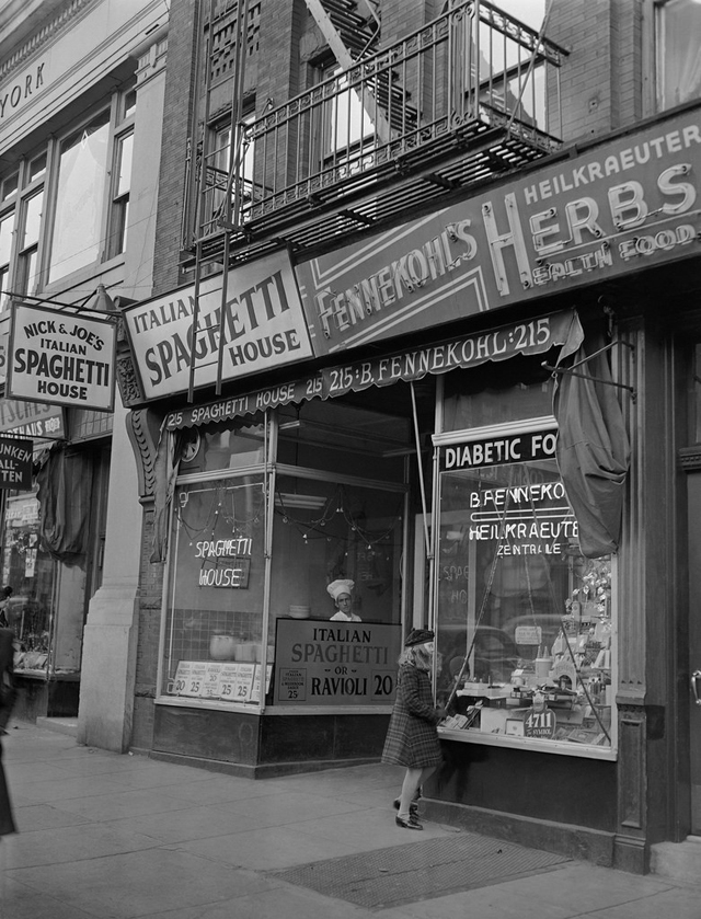 This Photographer Has Shot NYC with a 1940s Camera for 50+ Years