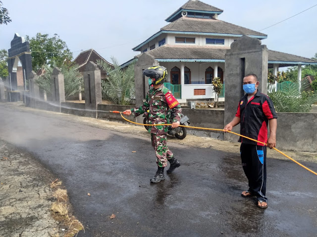 Kodim Sragen - Cegah Virus Corona, Warga KarangJati Lakukan Penyemprotan Disinfektan