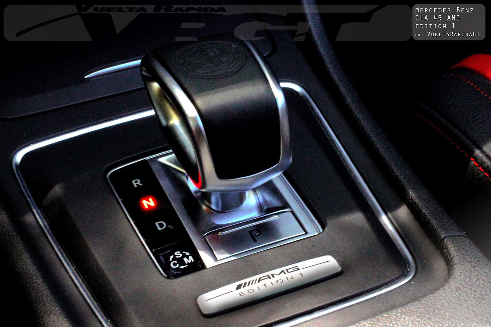 Aston Martin tiene un nuevo espejo retrovisor híbrido que muestra tres  señales de vídeo simultáneas para puntos ciegos