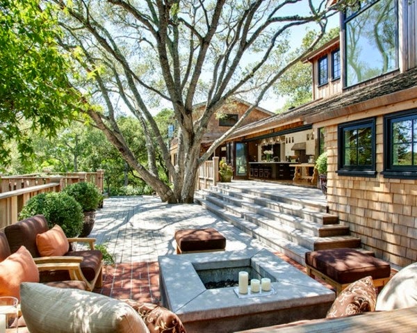 Relax in the seating area in the garden!