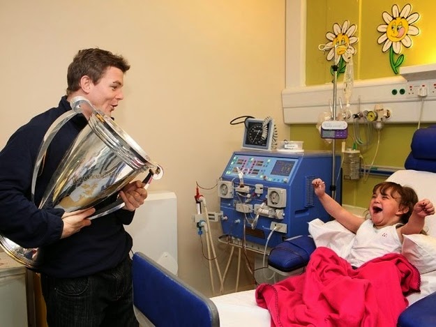 25 Photos Of People Who Will Inspire You - Irish rugby player Brian O’Driscoll shares his victory with his biggest fans at a children’s hospital.