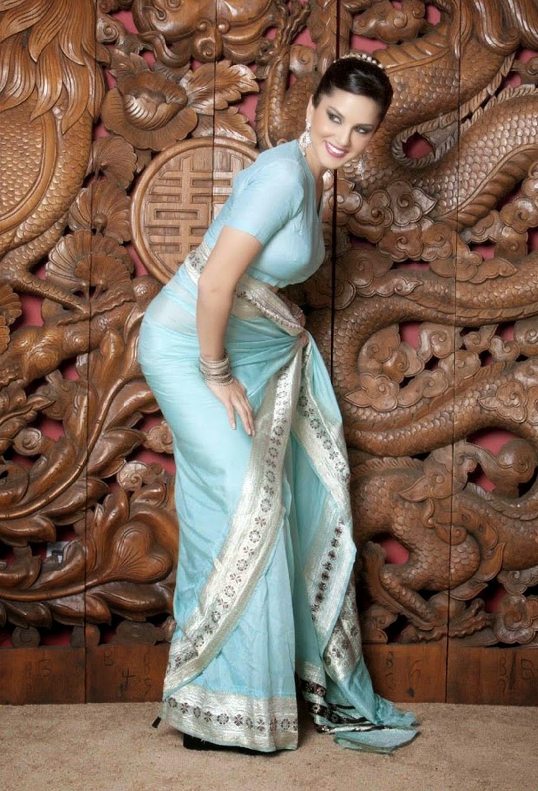 Red World Gallery: Sunny Leone Navel Show in Saree