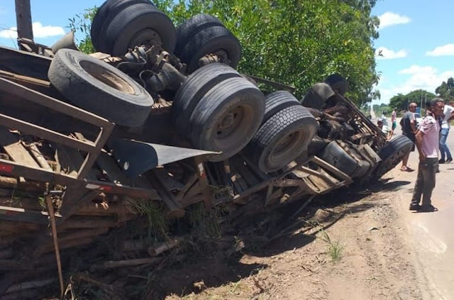 Motociclista morre após ser atingido por carreta que tombou na BA-290