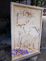 Relief gambar wayang Gatotkaca untuk hiasan tempel dinding rumah yang dibuat dari batu alam paras jogja / batu putih