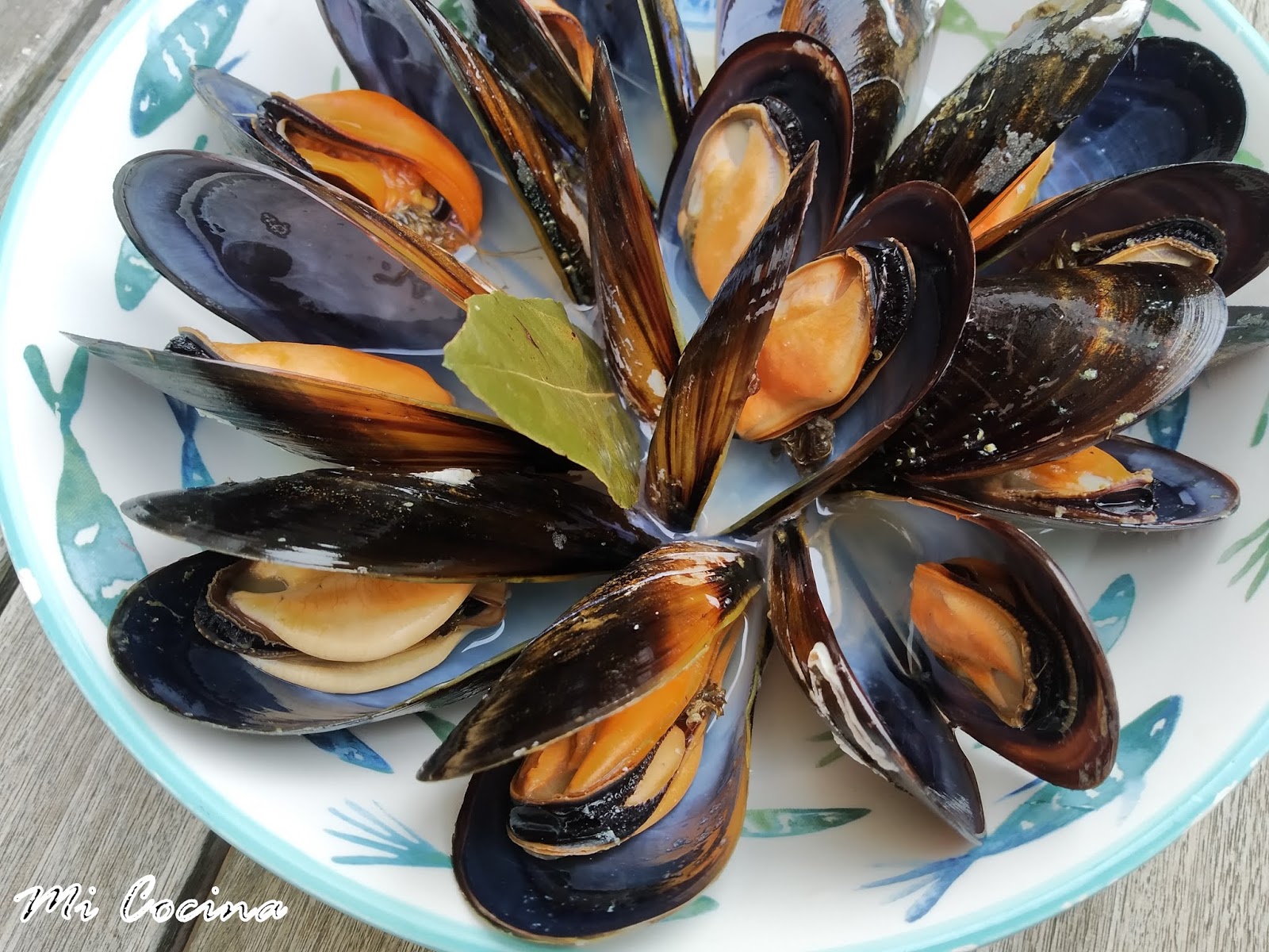 MEJILLONES CON VINO BLANCO Y SU PROPIO JUGO