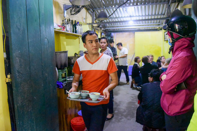 Quán bánh trôi nước của Nghệ Sĩ Phạm Bằng động kín khách Quán bánh trôi nước của Nghệ Sĩ Phạm Bằng động kín khách