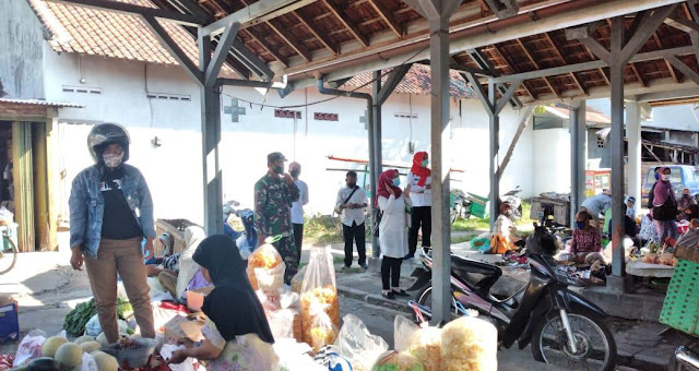 Pasar Tradisional Jadi Sasaran Babinsa Dan Bidan Dalam Sosialisasi Protokol Kesehatan
