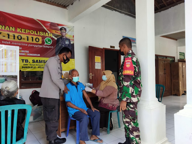 Babinsa Pelemgadung Dampingi Vaksinasi Pada Lansia