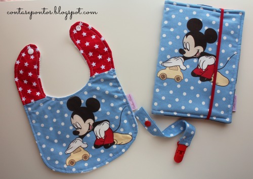 Conjunto de bebé - porta documentos, babete e suporte de chupeta Conjunto de bebé - porta documentos, babete e suporte de chupeta