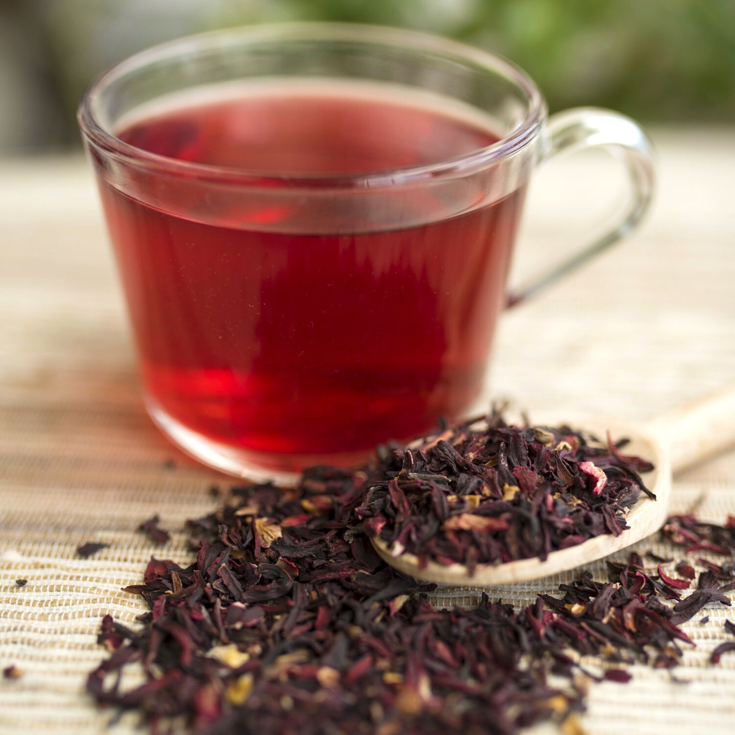 Чай каркаде польза и вред для мужчин. Чай "каркаде". Красный чай каркаде. Гибискус чай каркаде. Каркаде Hibiscus sabdariffa.