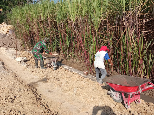 Babinsa Bersama Warga Bangun Talud