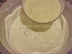 Tort de iaurt fructe cu blat biscuiti preparare crema galbena de piersici