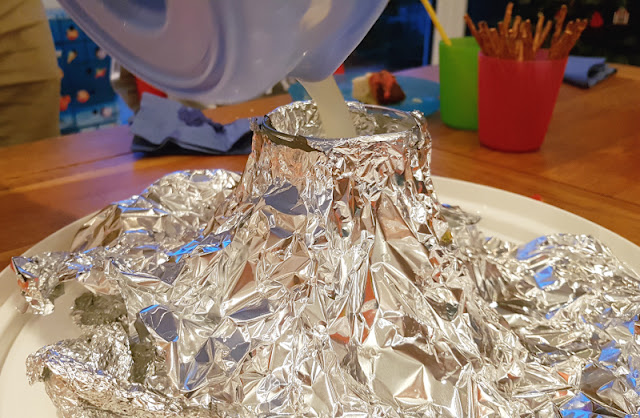 Sprudelnder Vulkan mit Zitrone und Brausepulver: Ein Experiment für Kinder mit einfacher Anleitung. Zitronensaft und Brause sorgen für eine chemische Reaktion, deren Hintergründe ich auf Küstenkidsunterwegs erkläre.