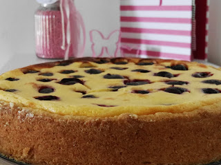 flaumig leichter Käsekuchen mit Kirschen