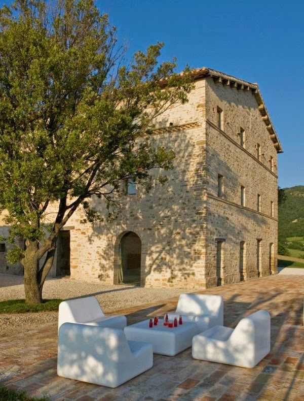 Eıne 300-year-old Italian farm with minimalist interiors