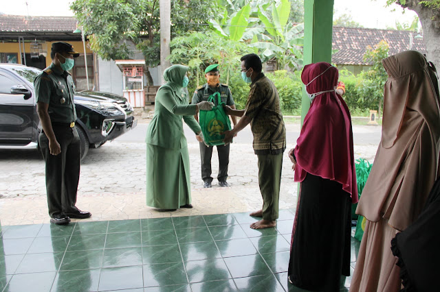 Kodim Sragen - Peringati Ulang Tahun Persit Kodim Sragen Bagikan Sembako