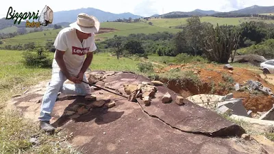 Bizzarri fazendo o que gosta, garimpando pedra na pedreira. Na foto procurando pedra para ponte de pedra, banco de pedra, pedras para paisagismo, escultura de pedra, etc. Essa pedra da foto é uma chapa de pedra com média 3,50 m de comprimento por 1,30 m de largura. Estou precisando dessa pedra para fazer uma ponte de pedra em um lago de carpas coloridas.