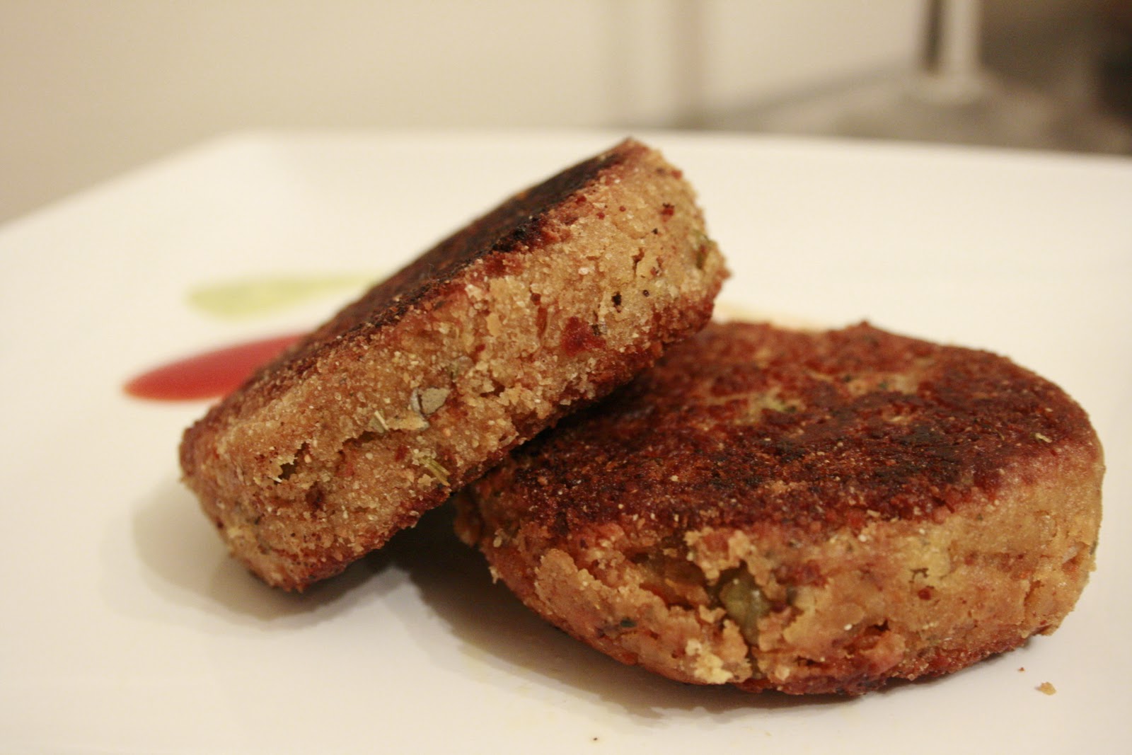 котлетный фарш с чёрным хлебом. фарш в хлебе. котлеты в панировочных сухарях. можно в фарш добавить черный хлеб. можно в фарш добавить черный хлеб.