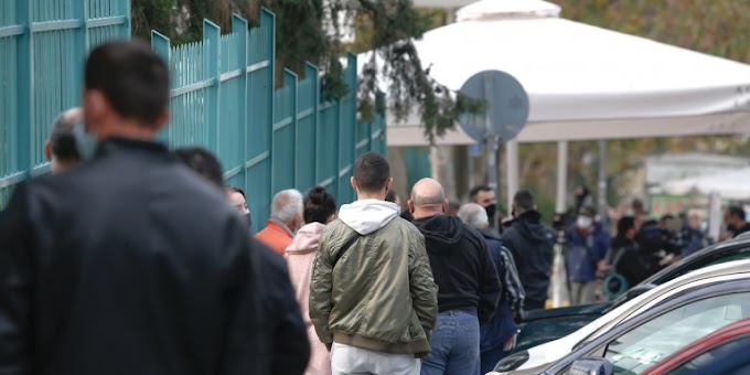 Θεσσαλονίκη: Σπεύδουν για rapid tests -Ουρά έξω από το ΑΧΕΠΑ  