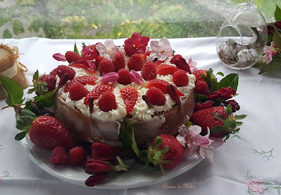 Bizcocho de té, con chantilly de queso y frutos rojos.