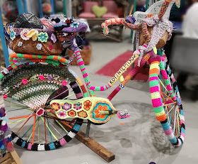 Virkkauksella koristeltu polkupyörä