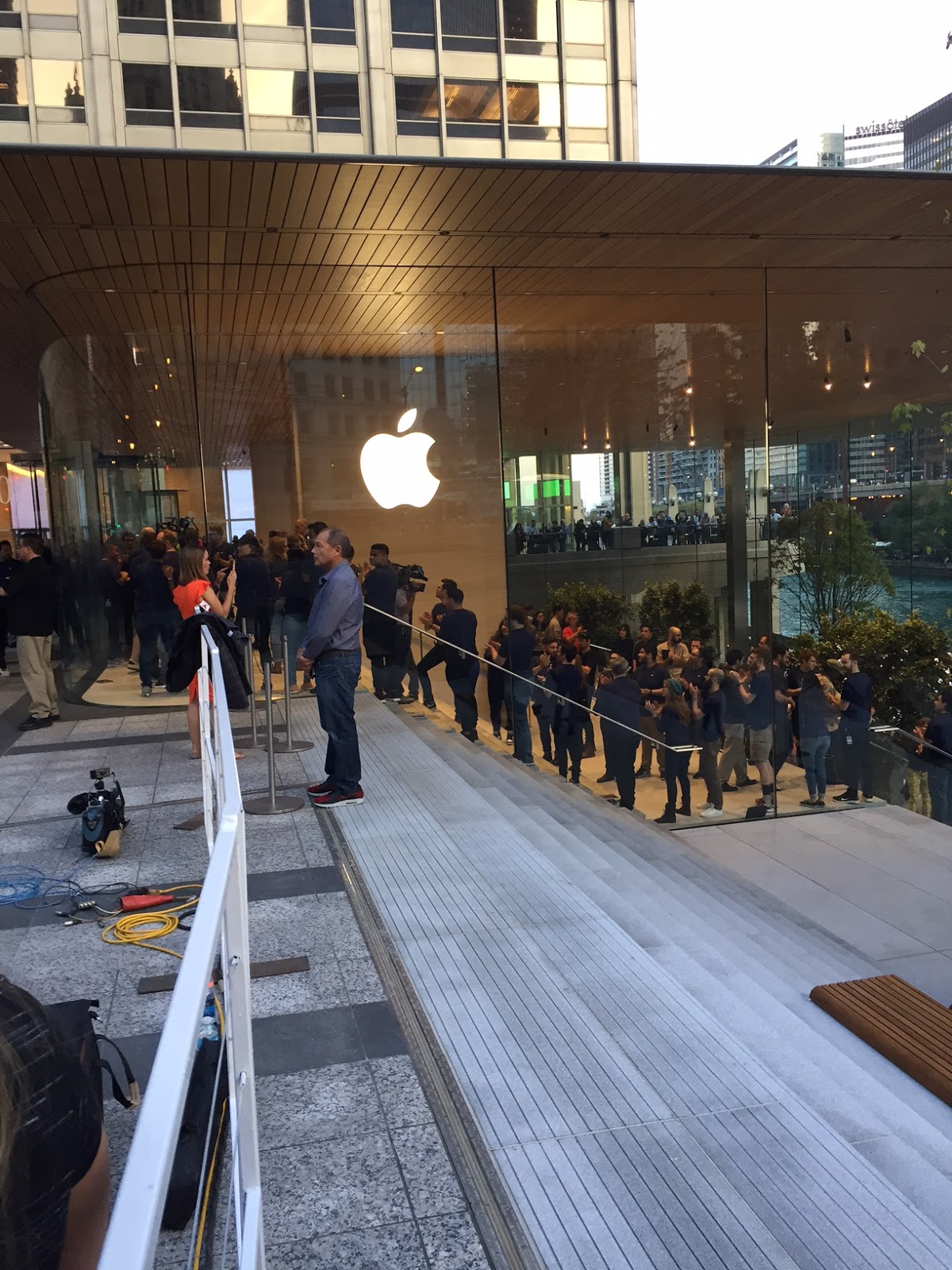 Apple offers a look inside new Michigan Avenue store - Chicago Sun-Times