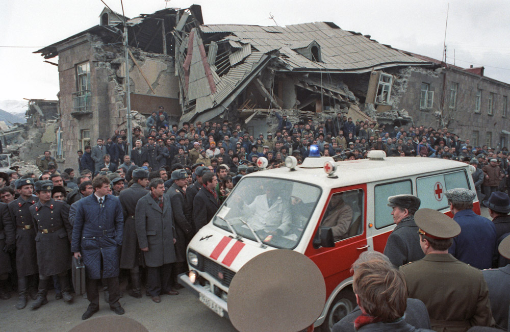Землетрясение в 80. Землетрясение 7 декабря 1988 Армения Ленинакан. Спитак землетрясение 1988. Армения Спитак 1988 год землетрясение.