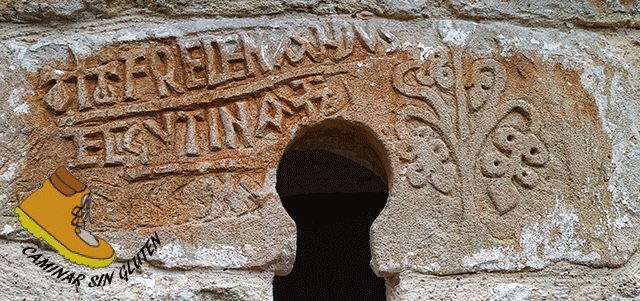 Inscripción sobre la ventana del ábside de la ermita 