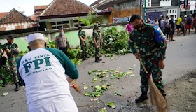 Menyejukkan, TNI-Polri Ajak FPI Karya Bakti di Lokasi Penurunan Baliho HRS