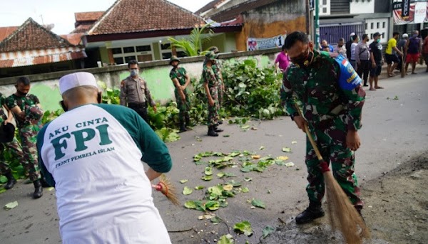 Menyejukkan, TNI-Polri Ajak FPI Karya Bakti di Lokasi Penurunan Baliho HRS