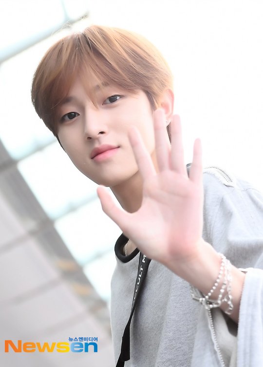 오늘자 남돌 케이콘 출국이미지.jpg | 인스티즈