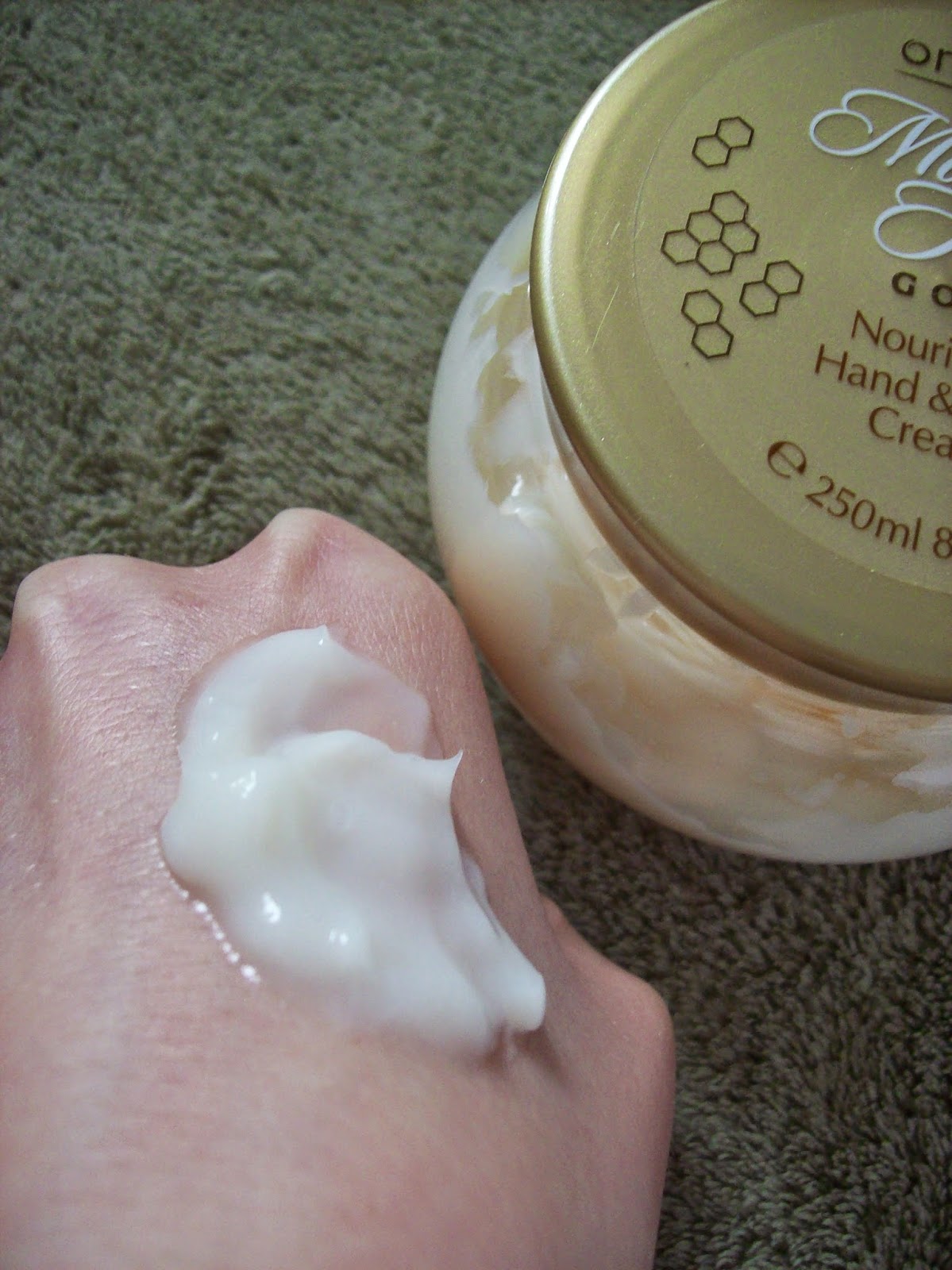 Szczerze o kosmetykach Gładka konfrontacja, czyli Royal Jelly vs Milk