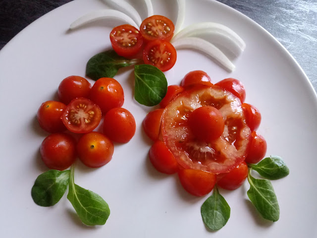 Presentación del tomate en plato blanco