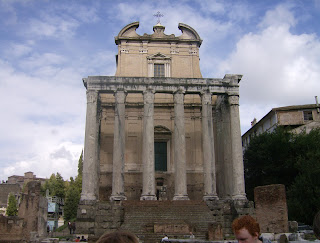 ναός του Αντωνίνου και της Φαουστίνας στην Αρχαία Αγορά της Ρώμης